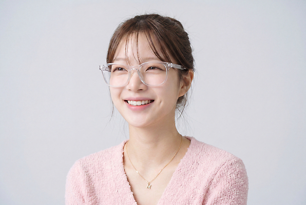JPG 편집이미지 헤어스타일 옷 여자 감정 안경 포즈 표정 웃음 촬영 순간 의료성형뷰티 편집실사 AI인물포토 AI콘텐츠 잡화 사람 CG 파일형식 AI포토
