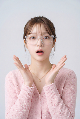 JPG 편집이미지 손 여자 감정 안경 포즈 표정 사람 놀람 반응 밝은색 의료성형뷰티 편집실사 AI인물포토 AI콘텐츠 잡화 신체부위 CG 파일형식 AI포토