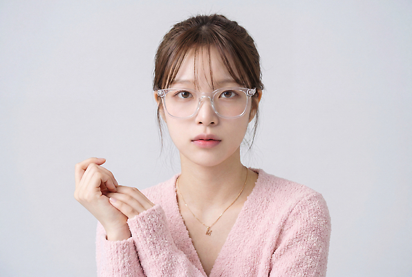 JPG 모델 편집이미지 손 여자 감정 안경 얼굴 포즈 표정 사람 촬영 흰배경 의료성형뷰티 편집실사 AI인물포토 AI콘텐츠 잡화 백그라운드 신체부위 흰색 CG 파일형식 AI포토 컬러