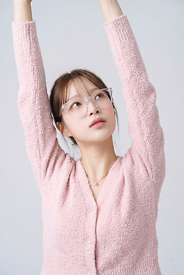 JPG 편집이미지 손 여자 실루엣 얼굴 포즈 생각 실내 눈 스웨터 높이 집중 의료성형뷰티 편집실사 AI인물포토 AI콘텐츠 컨셉 상의 촬영기법 사람 내부 신체부위 CG 파일형식 AI포토 옷