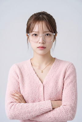 JPG 편집이미지 여자 패션 분홍색 조명 앞모습 머리 팔짱 스웨터 피부 의료성형뷰티 스타일 편집실사 AI인물포토 AI콘텐츠 뷰포인트 컬러 상의 모션 사람 신체부위 CG 파일형식 AI포토 옷