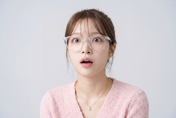 JPG 편집이미지 옷 여자 감정 안경 분홍색 실내 표정 사람 촬영 놀람 반응 의료성형뷰티 편집실사 AI인물포토 AI콘텐츠 잡화 컬러 내부 CG 파일형식 AI포토