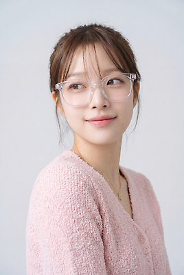 JPG 편집이미지 여자 패션 안경 분홍색 포즈 표정 미소 머리카락 머리 촬영 스웨터 이미지 의료성형뷰티 스타일 편집실사 AI인물포토 AI콘텐츠 잡화 컬러 상의 사람 신체부위 CG 파일형식 AI포토 옷
