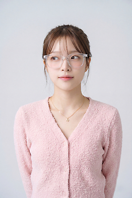JPG 모델 편집이미지 헤어스타일 옷 여자 패션 안경 분홍색 포즈 표정 의식 니트 청순 의료성형뷰티 스타일 편집실사 AI인물포토 AI콘텐츠 잡화 컬러 컨셉 상의 사람 CG 파일형식 AI포토