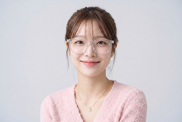 JPG 모델 편집이미지 여자 패션 안경 얼굴 분홍색 표정 미소 웃음 촬영 스웨터 의료성형뷰티 편집실사 AI인물포토 AI콘텐츠 잡화 컬러 상의 사람 신체부위 CG 파일형식 AI포토 옷
