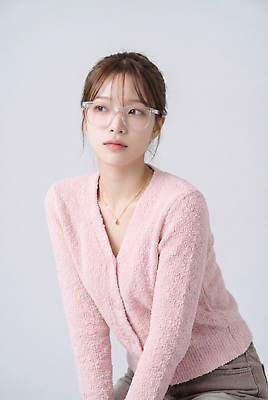 JPG 모델 편집이미지 시선 여자 패션 얼굴 포즈 조명 실내 사람 촬영 편안함 스웨터 의료성형뷰티 스타일 편집실사 AI인물포토 AI콘텐츠 상의 내부 신체부위 감각 CG 파일형식 AI포토 옷
