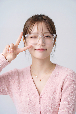 JPG 편집이미지 여자 패션 안경 얼굴 포즈 미소 머리 의료성형뷰티 스타일 편집실사 AI인물포토 AI콘텐츠 잡화 표정 사람 신체부위 CG 파일형식 AI포토