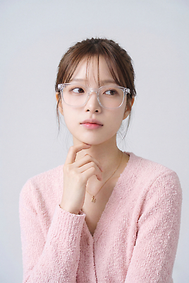 JPG 편집이미지 옷 여자 패션 감정 안경 분홍색 생각 표정 청춘 스웨터 턱 의료성형뷰티 스타일 편집실사 AI인물포토 AI콘텐츠 잡화 컬러 컨셉 상의 사람 CG 파일형식 AI포토