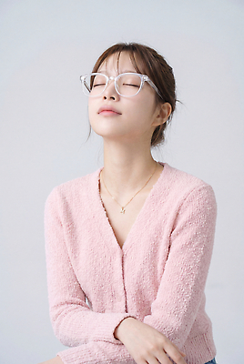 JPG 편집이미지 헤어스타일 옷 여자 안경 분홍색 포즈 장신구 실내 앉기 눈 편안함 의료성형뷰티 편집실사 AI인물포토 AI콘텐츠 잡화 컬러 모션 사람 내부 감각 CG 파일형식 AI포토