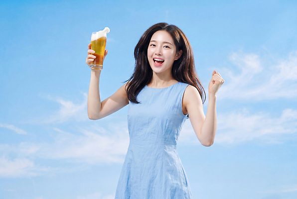 JPG 편집이미지 손 여자 포즈 하늘 맥주 웃음 사람 여름 세계 즐거움 맥주잔 의료성형뷰티 편집실사 AI인물포토 AI콘텐츠 계절 감정 술잔 주류 표정 신체부위 CG 파일형식 AI포토 음료 잔 식기