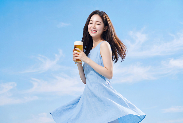 JPG 편집이미지 여자 음료 하늘 맥주 웃음 풍경 여름 청춘 맑음 기쁨 자유 외출 의료성형뷰티 편집실사 AI인물포토 AI콘텐츠 계절 감정 컨셉 날씨 주류 표정 사람 CG 파일형식 AI포토