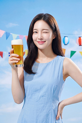 JPG 편집이미지 손 여자 음료 하늘 맥주 밝음 웃음 사람 여름 깃발 즐거움 의료성형뷰티 편집실사 AI인물포토 AI콘텐츠 계절 감정 주류 표정 신체부위 CG 파일형식 AI포토