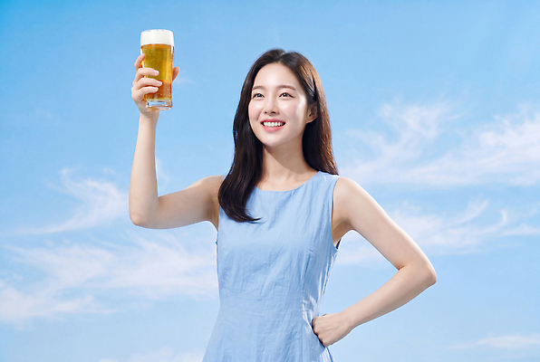 JPG 편집이미지 손 여자 음료 하늘 맥주 생맥주 웃음 손짓 일상 여름 즐거움 의료성형뷰티 편집실사 AI인물포토 AI콘텐츠 계절 감정 모션 주류 표정 사람 라이프 신체부위 CG 파일형식 AI포토 생활