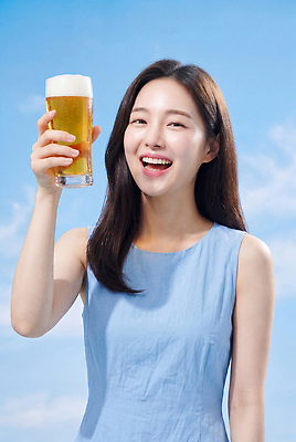 JPG 편집이미지 여자 행복 음료 하늘 잔 기념 맥주 밝음 웃음 여름 사회 즐거움 의료성형뷰티 편집실사 AI인물포토 AI콘텐츠 식기 계절 감정 주류 표정 사람 CG 공동체 파일형식 AI포토