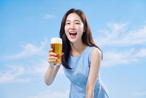 JPG 편집이미지 여자 행복 음료 하늘 맥주 웃음 여름 친구 마시기 즐거움 주말 의료성형뷰티 편집실사 AI인물포토 AI콘텐츠 계절 감정 관계 모션 주류 표정 사람 CG 파일형식 AI포토