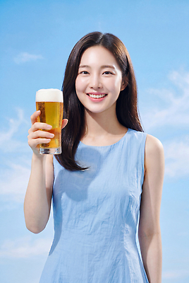 JPG 편집이미지 옷 여자 음료 하늘 맥주 미소 일상 여름 친구 즐거움 외출 밝은색 의료성형뷰티 편집실사 AI인물포토 AI콘텐츠 계절 감정 관계 주류 표정 사람 라이프 CG 파일형식 AI포토 생활
