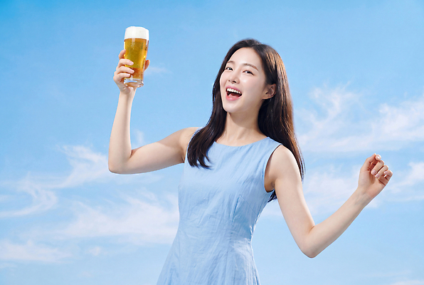 JPG 편집이미지 여자 음료 하늘 맥주 표정 웃음 여름 햇빛 마시기 즐거움 청명 의료성형뷰티 편집실사 AI인물포토 AI콘텐츠 계절 감정 모션 주류 사람 빛 CG 파일형식 AI포토