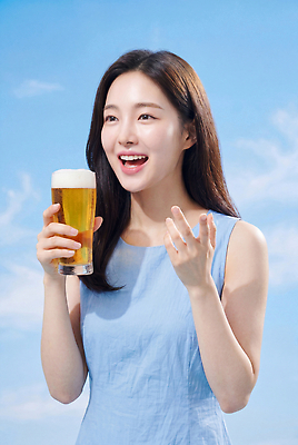 JPG 편집이미지 손 여자 음료 하늘 맥주 미소 여름 시원함 즐거움 의료성형뷰티 편집실사 AI인물포토 AI콘텐츠 계절 감정 주류 표정 사람 신체부위 CG 파일형식 AI포토