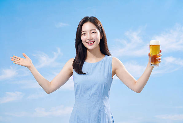 JPG 편집이미지 손 여자 행복 음료 맥주 웃음 일상 여름 즐거움 의료성형뷰티 편집실사 AI인물포토 AI콘텐츠 계절 감정 주류 표정 사람 라이프 신체부위 CG 파일형식 AI포토 생활