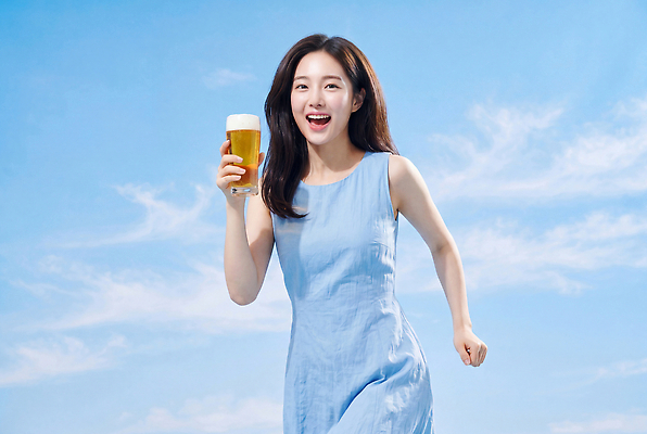 JPG 편집이미지 여자 하늘 맥주 웃음 여름 달리기 기쁨 즐거움 맥주잔 의료성형뷰티 편집실사 AI인물포토 AI콘텐츠 계절 감정 술잔 모션 주류 표정 사람 CG 파일형식 AI포토 음료 잔 식기