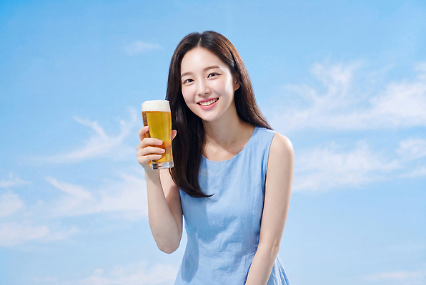 JPG 편집이미지 원피스 여자 음료 하늘 휴식 잔 맥주 웃음 일상 여름 즐거움 의료성형뷰티 편집실사 AI인물포토 AI콘텐츠 식기 옷 계절 감정 컨셉 주류 표정 사람 라이프 CG 파일형식 AI포토 생활