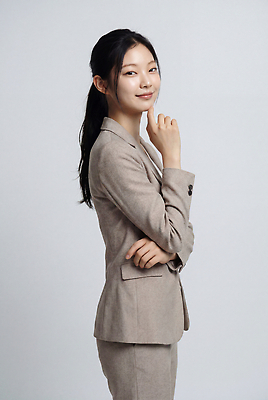 JPG 편집이미지 옷 여자 포즈 스튜디오 직장 표정 일상 머리 팔짱 촬영 이미지 턱 세미정장 의료성형뷰티 스타일 편집실사 AI인물포토 AI콘텐츠 회사 모션 사람 정장 라이프 신체부위 CG 파일형식 AI포토 비즈니스 생활