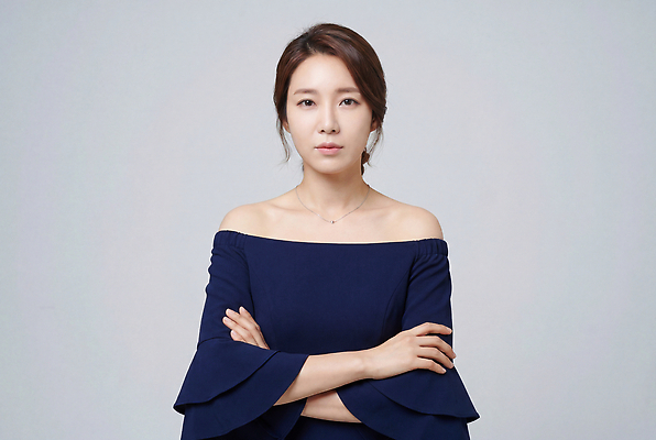 JPG 모델 편집이미지 드레스 옷 여자 패션 포즈 백그라운드 파란색 뷰티 팔짱 자태 의료성형뷰티 스타일 편집실사 AI인물포토 AI콘텐츠 컬러 모션 사람 CG 파일형식 AI포토