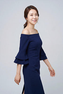 JPG 모델 편집이미지 옷 여자 패션 포즈 백그라운드 스튜디오 미소 걷기 우아함 의료성형뷰티 스타일 편집실사 AI인물포토 AI콘텐츠 컨셉 모션 표정 사람 CG 파일형식 AI포토