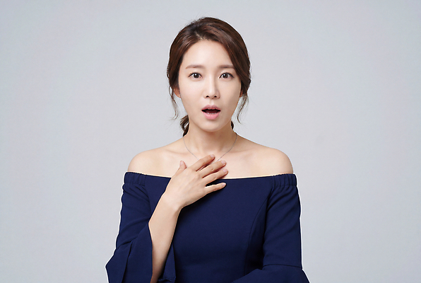 JPG 편집이미지 시선 옷 여자 감정 얼굴 표정 놀람 어깨 의료성형뷰티 편집실사 AI인물포토 AI콘텐츠 사람 신체부위 CG 파일형식 AI포토