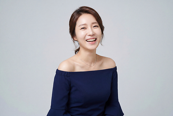 JPG 편집이미지 옷 여자 감정 백그라운드 스튜디오 실내 표정 밝음 웃음 상반신 의료성형뷰티 편집실사 AI인물포토 AI콘텐츠 사람 내부 CG 파일형식 AI포토