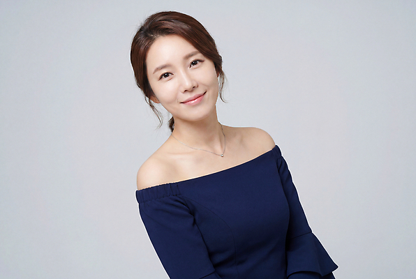 JPG 편집이미지 옷 여자 얼굴 포즈 백그라운드 미소 파란색 의료성형뷰티 편집실사 오프숄더 AI인물포토 AI콘텐츠 컬러 상의 표정 사람 신체부위 CG 파일형식 AI포토