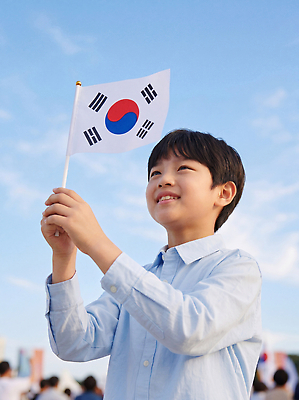 JPG 편집이미지 손 기념일 어린이 하늘 한국 웃음 이벤트 축제 기쁨 깃발 태극기 광복절 의료성형뷰티 편집실사 AI인물포토 AI콘텐츠 감정 아시아 표정 사람 신체부위 공휴일 국기 국경일 CG 파일형식 AI포토 나라