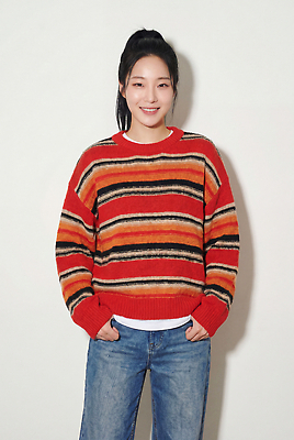 JPG 모델 편집이미지 손 여자 패션 포즈 줄무늬 청바지 주머니 스웨터 비율 의료성형뷰티 스타일 편집실사 AI인물포토 AI콘텐츠 상의 무늬 바지 사람 신체부위 CG 파일형식 AI포토 옷 하의