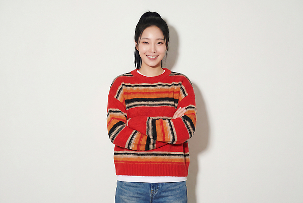 JPG 편집이미지 헤어스타일 옷 여자 패션 미소 사람 팔짱 줄무늬 스웨터 의료성형뷰티 스타일 편집실사 AI인물포토 AI콘텐츠 상의 무늬 모션 표정 CG 파일형식 AI포토