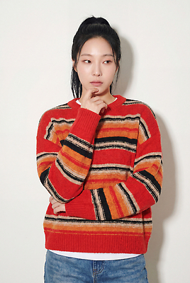 JPG 편집이미지 옷 여자 패션 생각 손가락 캐주얼 줄무늬 턱 의료성형뷰티 스타일 편집실사 AI인물포토 AI콘텐츠 손 무늬 사람 CG 파일형식 AI포토 신체부위