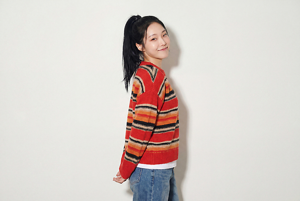 JPG 편집이미지 옷 여자 포즈 미소 웃음 사람 캐주얼 청바지 스웨터 의료성형뷰티 스타일 편집실사 AI인물포토 AI콘텐츠 상의 바지 표정 CG 파일형식 AI포토 하의