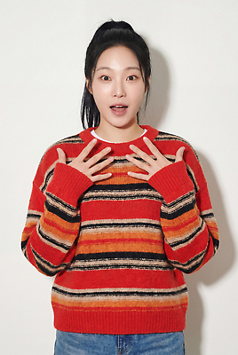 JPG 편집이미지 손 옷 여자 포즈 표정 사람 빨간색 놀람 줄무늬 스웨터 의료성형뷰티 편집실사 AI인물포토 AI콘텐츠 감정 컬러 상의 무늬 신체부위 CG 파일형식 AI포토