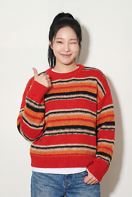 JPG 모델 편집이미지 여자 패션 행복 포즈 웃음 빨간색 줄무늬 엄지손가락 스웨터 의료성형뷰티 스타일 편집실사 AI인물포토 AI콘텐츠 감정 컬러 상의 무늬 손가락 표정 사람 CG 파일형식 AI포토 손 옷 신체부위