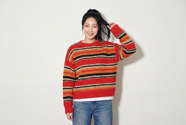 JPG 모델 편집이미지 손 여자 패션 포즈 미소 머리 줄무늬 스웨터 의료성형뷰티 스타일 편집실사 AI인물포토 AI콘텐츠 상의 무늬 표정 사람 신체부위 CG 파일형식 AI포토 옷