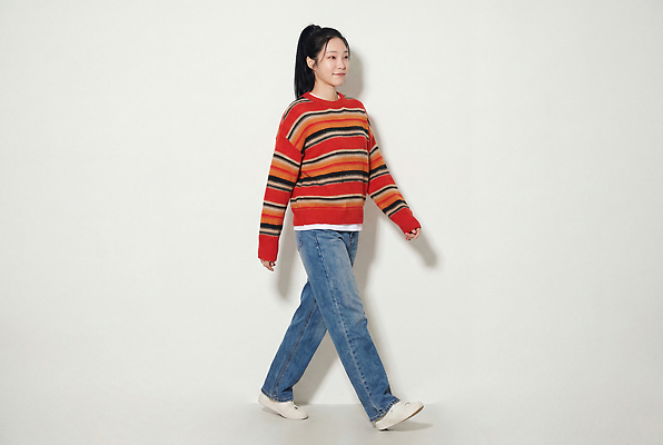 JPG 편집이미지 옷 여자 패션 사람 캐주얼 걷기 줄무늬 청바지 편안함 스웨터 의료성형뷰티 스타일 편집실사 AI인물포토 AI콘텐츠 상의 무늬 바지 모션 감각 CG 파일형식 AI포토 하의