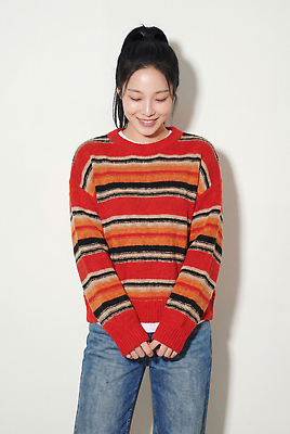 JPG 편집이미지 옷 여자 패션 표정 웃음 사람 줄무늬 스웨터 즐거움 의료성형뷰티 스타일 편집실사 AI인물포토 AI콘텐츠 감정 상의 무늬 CG 파일형식 AI포토