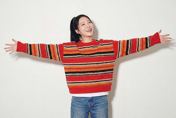 JPG 편집이미지 여자 행복 감정 포즈 표정 미소 웃음 스웨터 즐거움 팔 의료성형뷰티 스타일 편집실사 AI인물포토 AI콘텐츠 상의 사람 신체부위 CG 파일형식 AI포토 옷