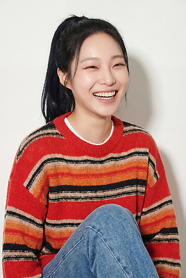 JPG 편집이미지 여자 패션 표정 웃음 앉기 캐주얼 빨간색 줄무늬 청바지 스웨터 즐거움 의료성형뷰티 스타일 편집실사 AI인물포토 AI콘텐츠 옷 감정 컬러 상의 무늬 바지 모션 사람 CG 파일형식 AI포토 하의