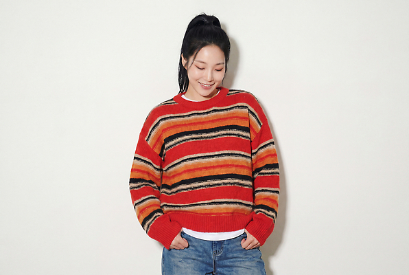 JPG 모델 편집이미지 옷 여자 패션 포즈 웃음 빨간색 줄무늬 주머니 스웨터 의료성형뷰티 스타일 편집실사 AI인물포토 AI콘텐츠 컬러 상의 무늬 표정 사람 CG 파일형식 AI포토