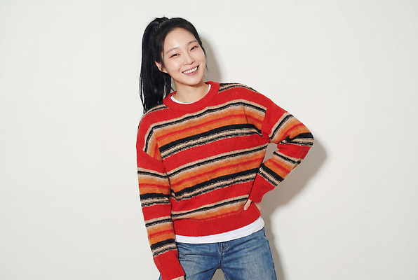 JPG 편집이미지 옷 여자 패션 허리손 포즈 미소 웃음 빨간색 줄무늬 편안함 스웨터 의료성형뷰티 스타일 편집실사 AI인물포토 AI콘텐츠 컬러 상의 무늬 표정 사람 감각 CG 파일형식 AI포토