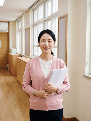 JPG 편집이미지 여자 교육 창문 교실 학교 초등학교 일상 사무실 교사 복도 서랍장 문서 편집실사 AI인물포토 AI콘텐츠 직업 가구 비즈니스 사람 라이프 CG 파일형식 AI포토 생활용품 생활 오브젝트