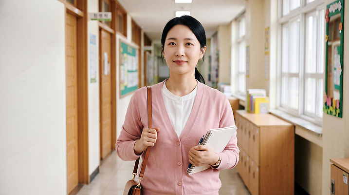 JPG 편집이미지 여자 교육 교실 학교 책장 초등학교 학습 교사 공책 복도 스웨터 편집실사 AI인물포토 AI콘텐츠 직업 가구 상의 문구용품 사람 CG 파일형식 AI포토 옷 생활용품 오브젝트