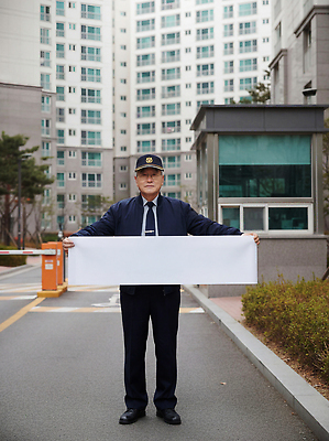JPG 편집이미지 노년 남자 출입구 아파트 관리 서기 안전 사람 건물 현수막 경비원 의료성형뷰티 편집실사 AI인물포토 AI콘텐츠 직업 건축물 모션 주택 성인 CG 파일형식 AI포토 건축