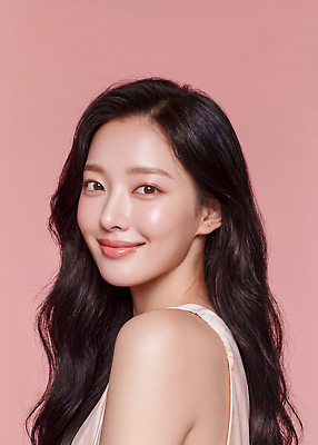 JPG 편집이미지 긴머리 여자 분홍색 포즈 표정 한명 미소 성인 뷰티 머리카락 촬영 촉촉함 피부 의료성형뷰티 스타일 편집실사 AI인물포토 AI콘텐츠 1 헤어스타일 컬러 사람 신체부위 머리 젖음 CG 파일형식 AI포토