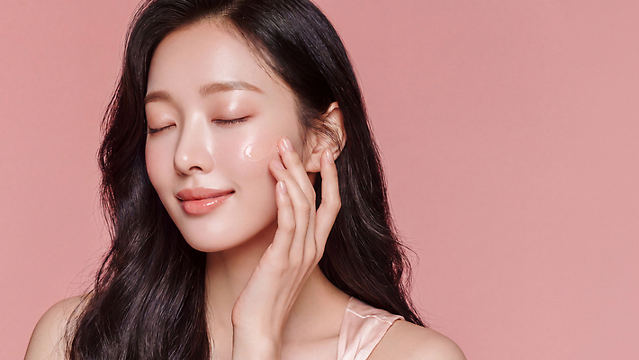 JPG 편집이미지 여자 감정 분홍색 표정 관리 한명 성인 화장 뷰티 촬영 촉촉함 상품 피부 스킨케어 의료성형뷰티 편집실사 AI인물포토 AI콘텐츠 1 컬러 사람 신체부위 젖음 CG 파일형식 AI포토